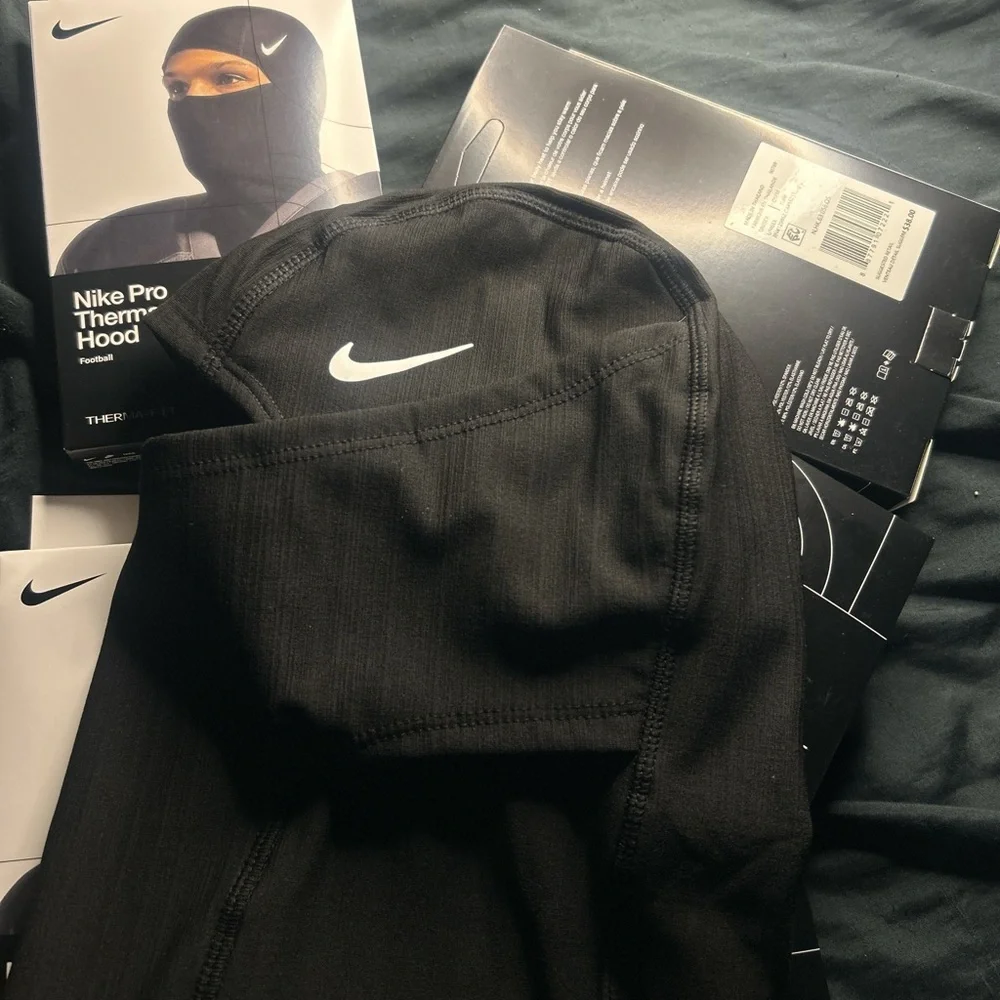 Nike Pro Therma-FIT Hood in Black